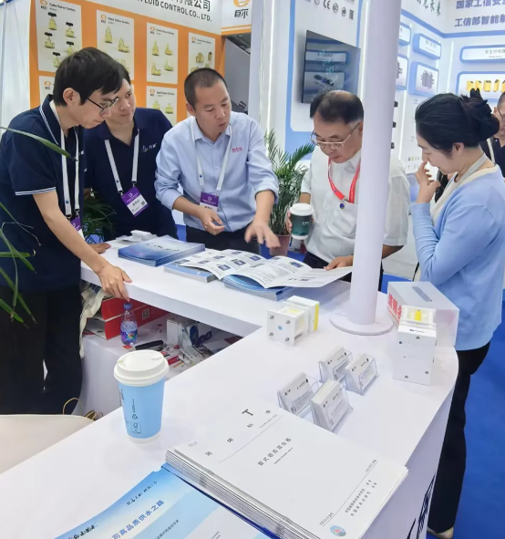 中国水协协会会长(章林伟)参观我司展台