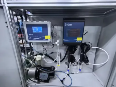 Bebur巴倍尔液体颗粒计数器已在液冷行业多家头部厂商得到广泛应用，包括奇宏（AVC）、宝德（Boyd）、高力（Kaori）等。在Boyd宝德工厂的液冷零部件清洗工序中，Bebur巴倍尔在线清洁度监测设备被集成于清洗机循环管路旁路，实现对固体颗粒、pH值和电导率的连续实时监测，将质量控制前移至产线清洗阶段，有效降低了产品不良率。  